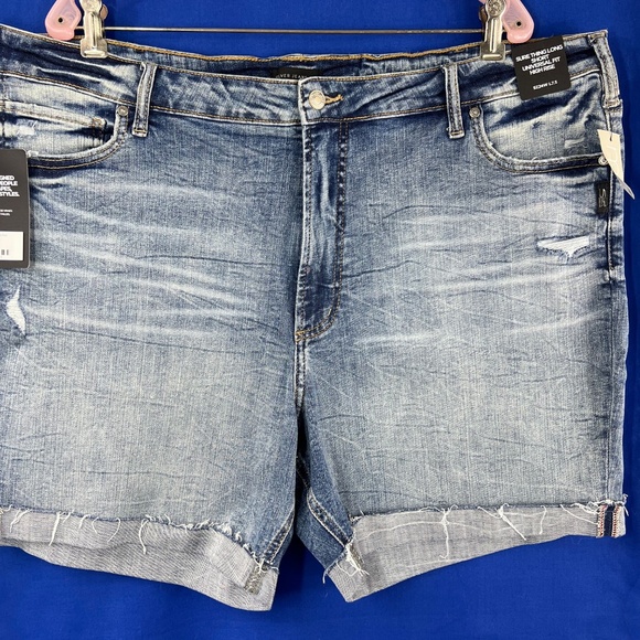 •NWT🤩|•SILVER JEANS•| Sure Thing Long Short Universal Fit High Rise Waist Short - Picture 3 of 12